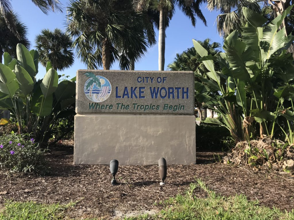 New luxurious residences in Towns of Andalucia, Lake Worth Echo Fine