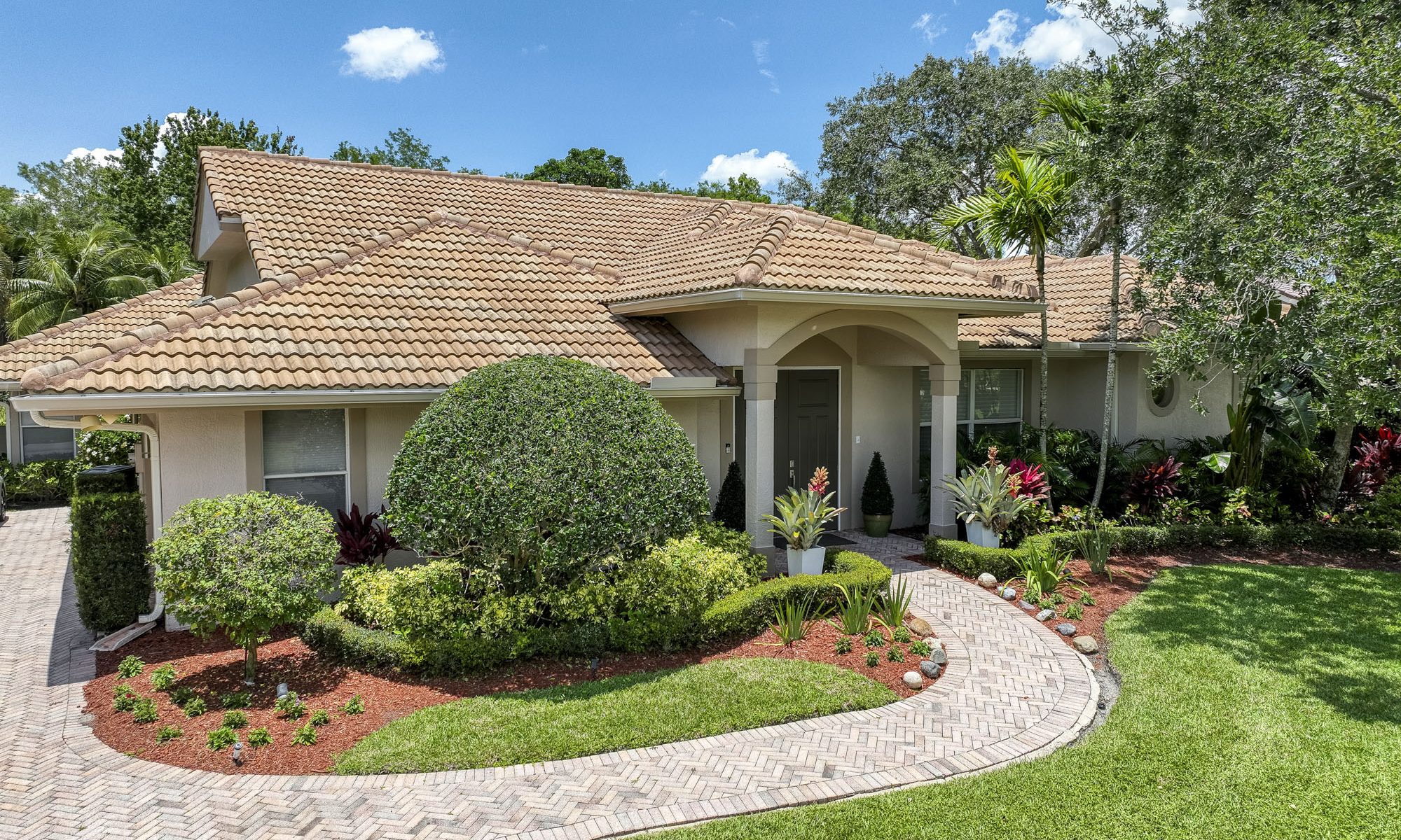 All signs POINT to the POINTE at EASTPOINTE Country Club! Echo Fine